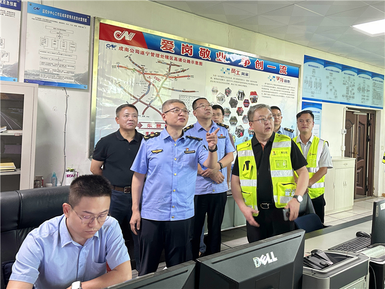 四川省交通执法总队(厅高管局)总工程师孙振率队赴成南公司开展汛期工作督导.jpg