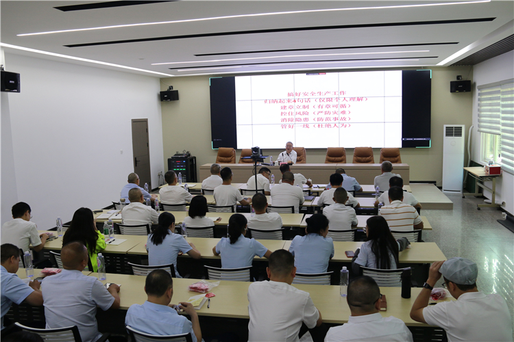 四川省应急管理厅二级巡视员黄志文到成南公司开展安全生产综合能力提升培训.JPG