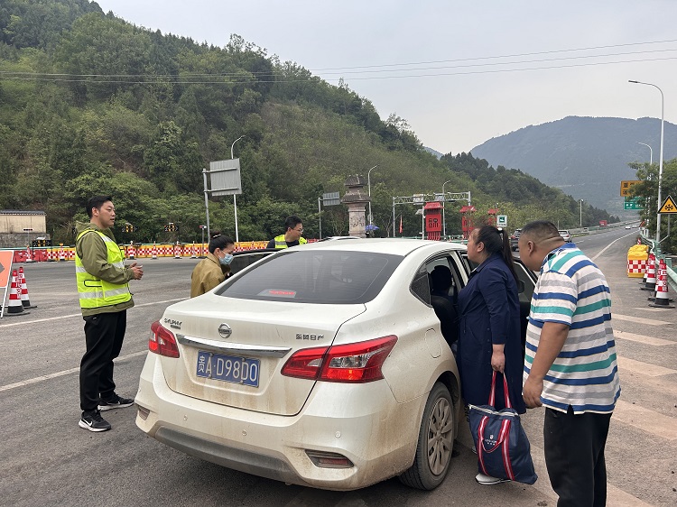 5.24+路安部+成德南公司快速处置、主动作为、暖心护送滞留乘客 - 副本.png