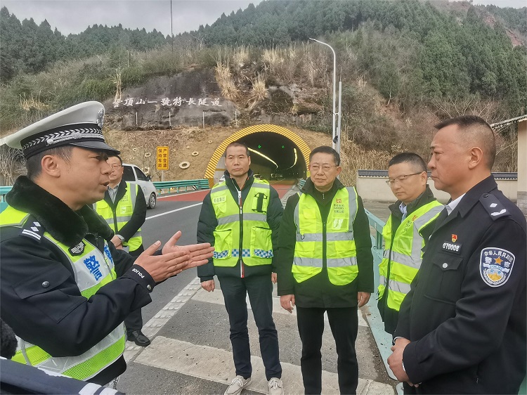 川高公司副总经理朱劲、高速公安一分局局长侍玉强赴成德南公司开展春运前工作督导1.jpg