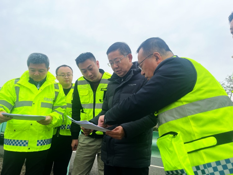 3.6+金堂管理处+公司党委书记、董事长闫平一行检查水系清理情况 (2).jpg