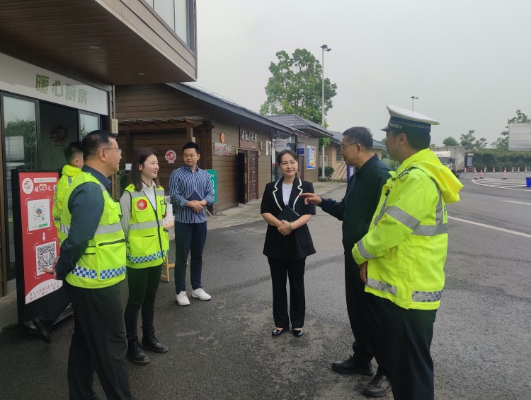 5.2+金堂服务区+公司党委书记、董事长闫平到服务区检查服务区保通保畅、及汛期指导工作.jpg