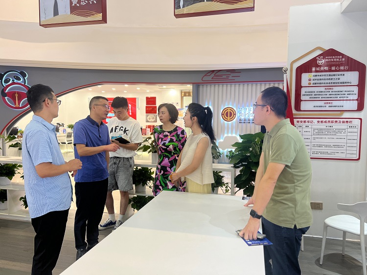 (750)成德南公司赴成都东客站“华仔红色方向盘”网约车司机之家参观学习 - 副本.jpg