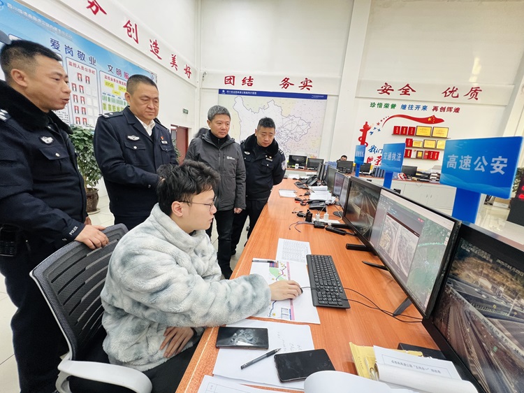 1.29+党群工作部+四川高速公安一分局副局长袁垅调研督导成德南公司春节保通保畅情况 (2).jpg