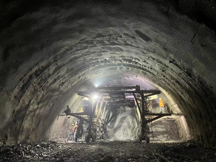 隧道右线贯通.jpg