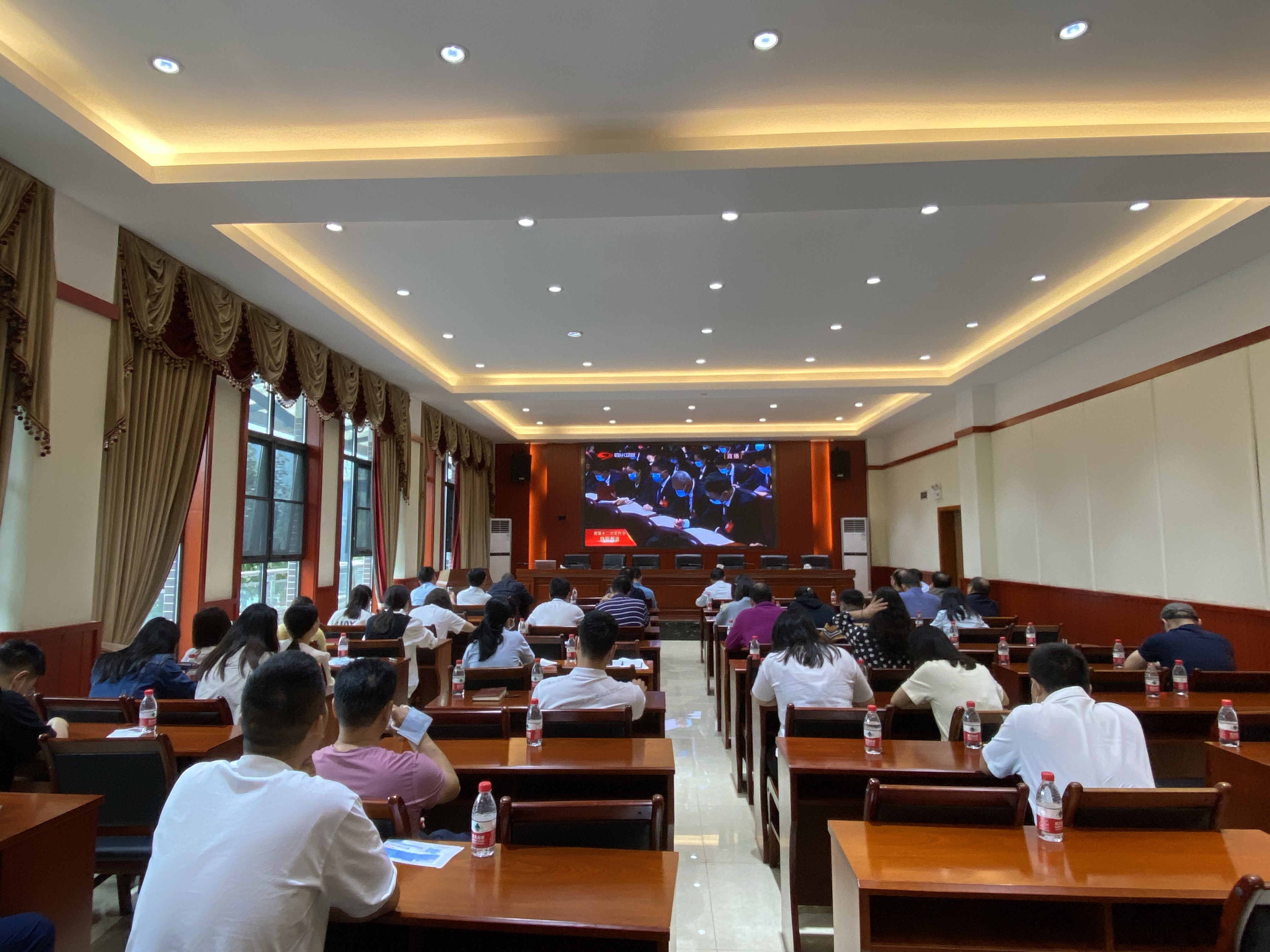2022年5月27日上午九点,雅西公司组织机关全体党员干部、入党积极分子,收看四川省第十二次党代会开幕现场直播。并设立三个支部分会场。.png
