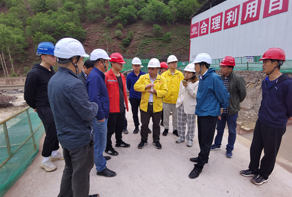 川高公司总工程师廖知勇一行赴乐西高速公路检查督导生态环境保护及汛期安全生产工作_副本.jpg