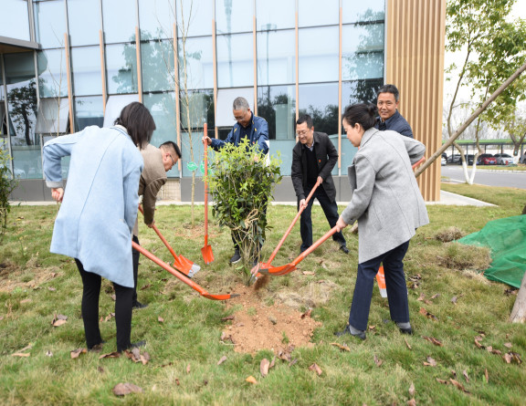 105-为青山增绿 为党旗添彩-成南公司开展党建带团建植树节主题党日活动2（外单位）.jpg
