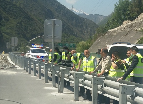 20200428厅高管局总工程师张敏赴都汶高速调研防汛工作 (1)_Fotor.jpg