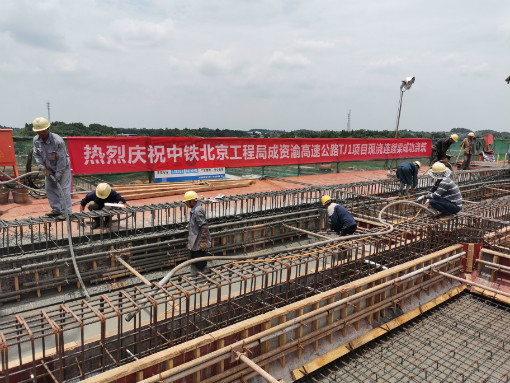 江源枢纽互通三饶跨线大桥左幅第三联现浇梁浇筑 (2)----副本.jpg