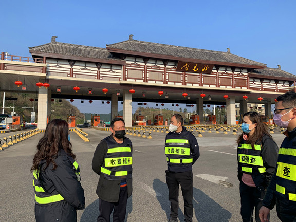 1.26.广南公司副总经理唐维辉察看收费站春运车流量情况及疫情防控工作开展情况。.jpg