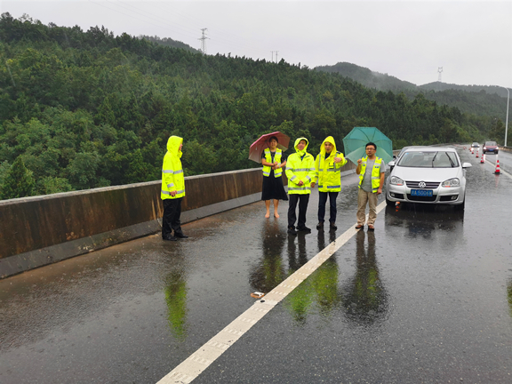 认真细致除险情 多方联动保平安—广南高速成功处置“7·25”汛期险情2.jpg