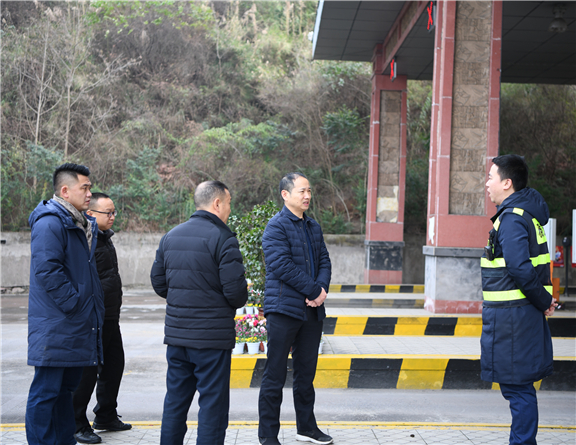 1.21+雅西公司党委书记、董事长张广洋开展节前调研 1（报川高）.jpg