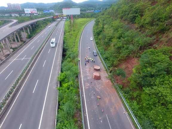 广南高速及时处置山体滑石险情2.jpg