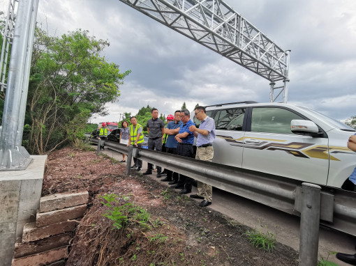 no217-川高公司党委副书记、总经理王孝国一行赴成南公司督导取消省界收费站工程专项工作2（何章军）.jpg