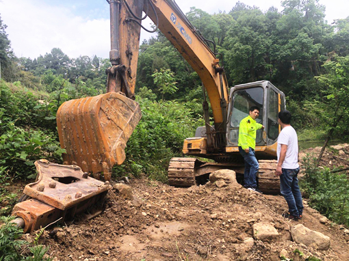 平昌路安大队联合养护单位对巴达路    汛期设施设备进行检查1_副本.jpg