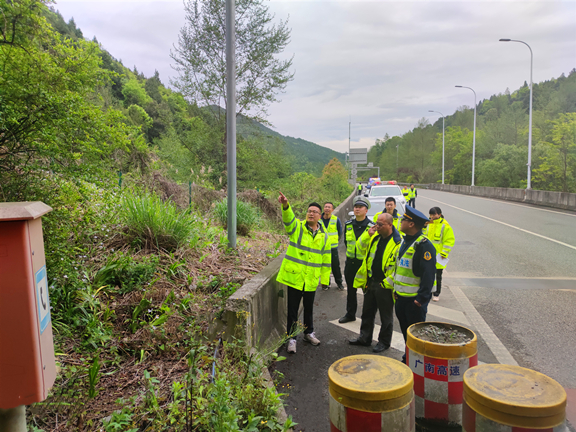 广南高速组织开展“五一”节及汛期前安全大检查2.JPG