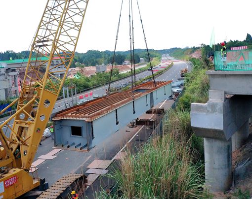 钢箱梁起吊_副本.jpg