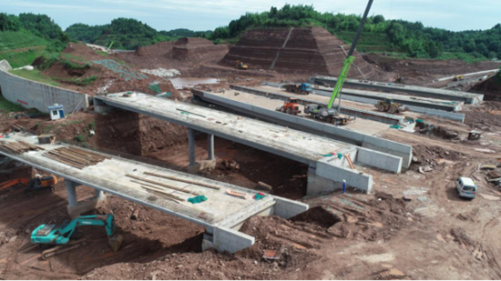 清泉枢纽跨线桥现浇梁按期浇筑完成.png