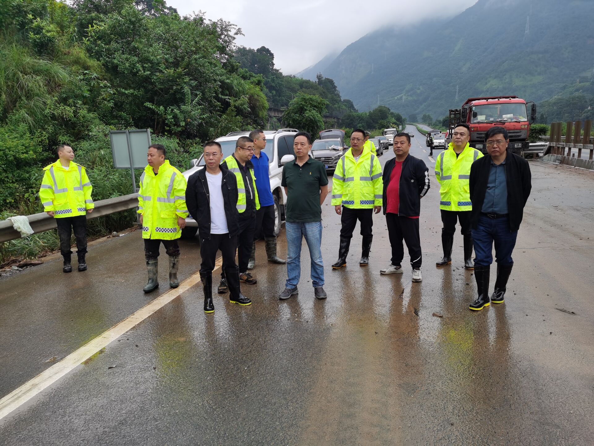 公司领导督导泥石流9月15日.jpg
