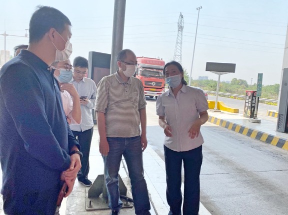 20200430厅高管局总工程师张敏到成都绕城高速检查指导入口治超工作.jpg