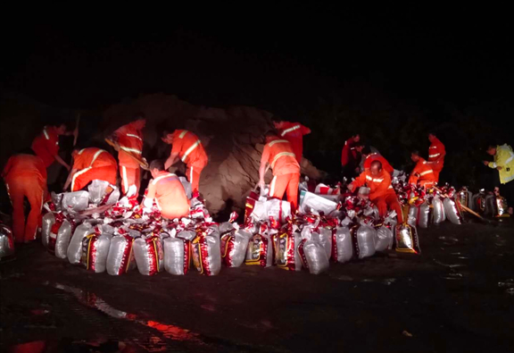 认真细致除险情 多方联动保平安—广南高速成功处置“7·25”汛期险情1.jpg