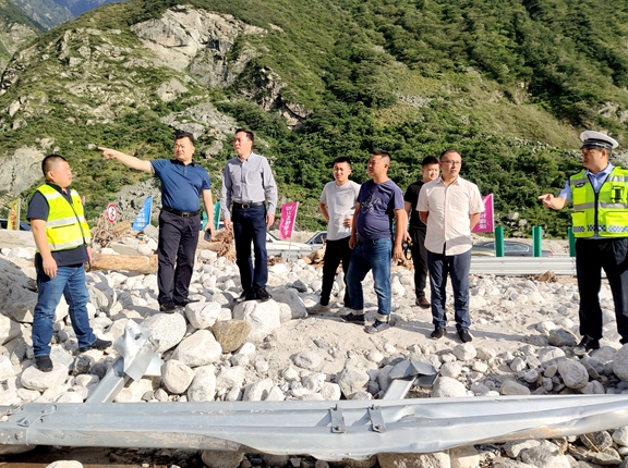 20200819阿坝州州委常委、副州长徐春赴都汶高速调研指导泥石流应急抢险工作 (2)_副本.jpg