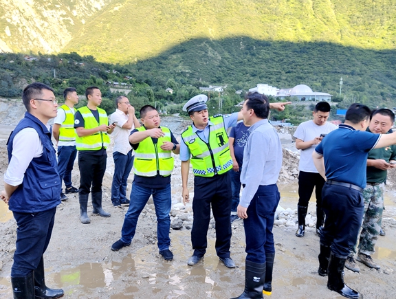 20200819阿坝州州委常委、副州长徐春赴都汶高速调研指导泥石流应急抢险工作 (1)_副本.jpg