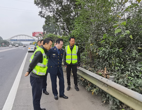 no330-厅高管局交通执法第三支队副支队长杨森林一行检查指导成南公司迎“十三五”全国干线公路（高速公路）养护管理评价工作（谢龙华）.jpg
