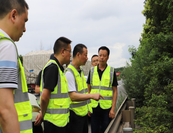 no208-川高公司党委书记、董事长何刚一行到成南公司督导汛期安全工作暨夏季“送清凉”慰问活动（罗理军）.JPG