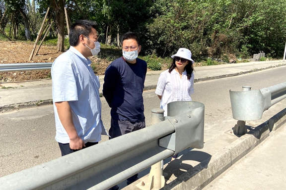 20200510川西公司党委委员、纪委书记黄晟到成都绕城高速指导缓堵保畅工作 (2)_副本.jpg