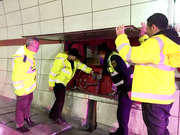 20200117川西公司党委委员、副总经理孙彬调研督导都汶高速节前安全工作 (2)_副本.jpg