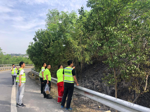 焚烧秸秆引火灾 奋力扑救保安全——广南高速路产管护队员及时处置火灾事故2.png