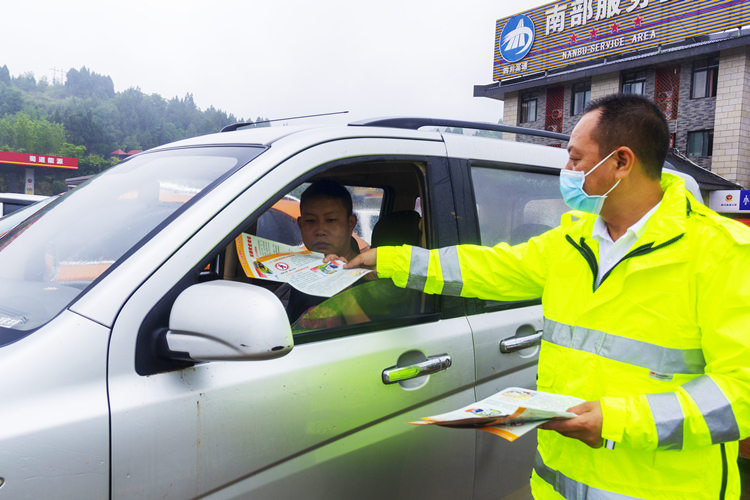 2022.5.25广南公司南充管理处开展“路政宣传月”活动1.jpg