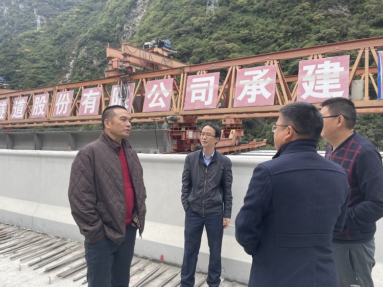 蜀道集团总经理助理刘明礼赴九绵高速督导调研.jpg