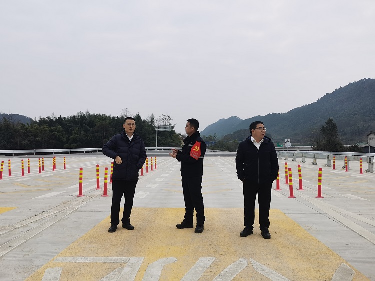 绵九公司党委书记、董事长曾杰检查江油通车段营运筹备工作.jpg