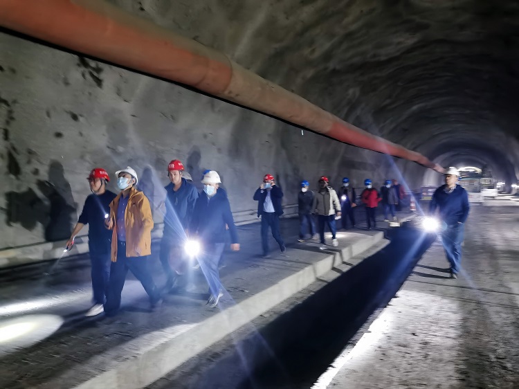 沿江公司党委书记、董事长陈绪文深入现场调研推进XJ9标开元棋牌工作 - 副本.jpg