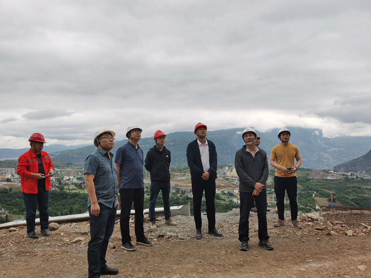 沿江公司党委副书记、总经理何成深入一线察实际，现场指导解问题1 - 副本.png