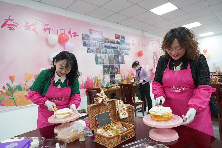 女职工制作蛋糕 - 副本.jpg