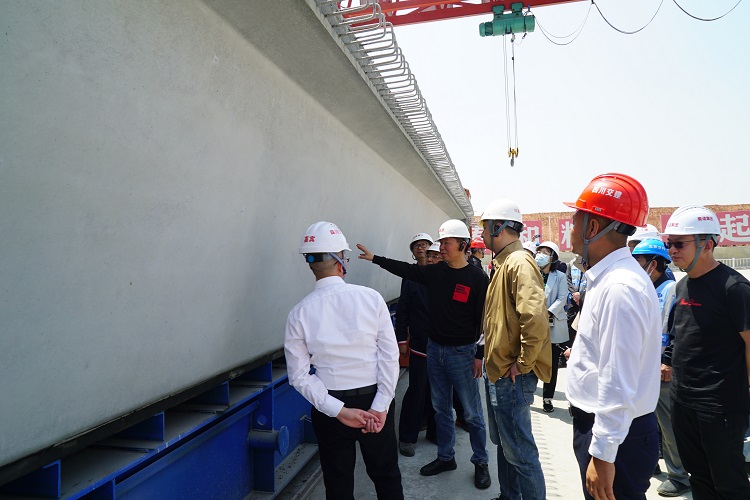 川高公司董事、副总经理刘勇，副总经理孙淳督导成绵扩容项目开元棋牌工作2 - 副本.JPG