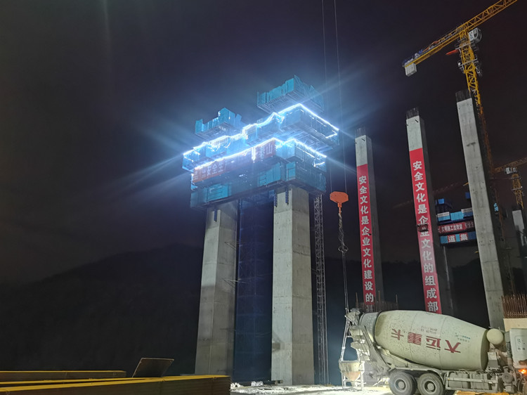 凯江大桥夜间施工远景_副本.jpg