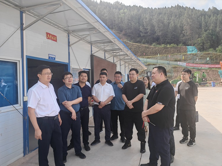 梓潼县县委副书记、县长黄建一行赴广绵扩容项目检查安全生产工作.jpg