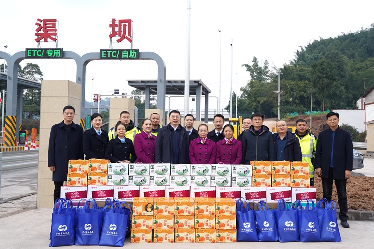 1.15泸州市副市长、党组成员靳地胜赴川南公司开展春节前安全检查暨“冬送温暖” 慰问活动.JPG