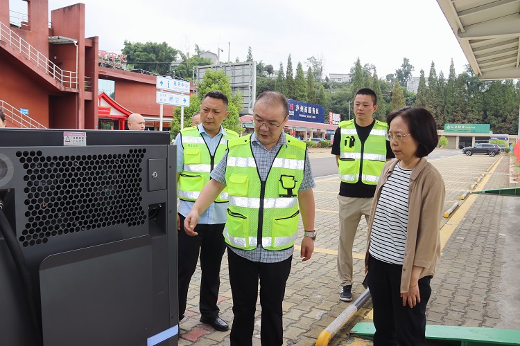 9.28 川南公司党委委员、、职工董事、副总经理、工会主席何琛率队开展国庆中秋节前安全环保督导检查1.jpg