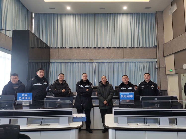 20240131成都市交警六分局局长饶小松到监控中心调研指导春运春节“五岗合一”联合调度指挥工作 _副本.jpg