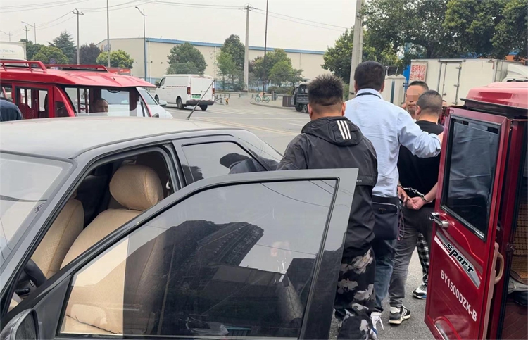 20240402 川西公司“3.21”手持式OBU偷逃高速公路通行费案主要嫌疑人落网 抓捕.jpg