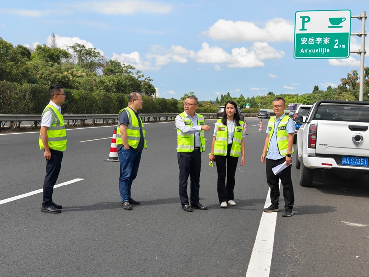 20250924川高公司副总经理仇宁涛、四川省交通执法总队（厅高管局）总工程师孙振到渝蓉高速检查指导应急抢险工作1_副本.jpg
