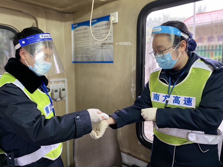 江门站对一线收费人员测量体温.png