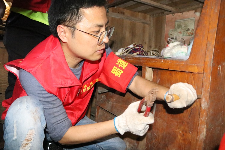 3.11南方公司泸州管理处联合泸州市关爱协会开展“不忘初心学雷锋 牢记使命见行动”志愿服务活动5.JPG