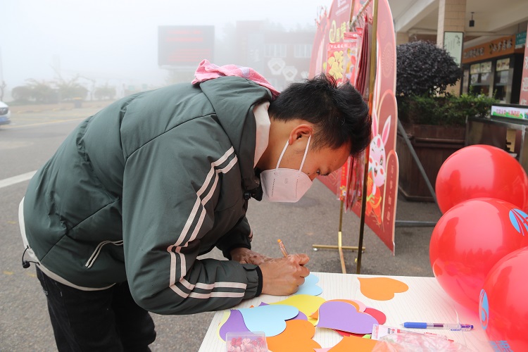 1.6隆纳高速“一路三方”联合开展“安全畅通 舒心春运”党团志愿服务活动2.JPG